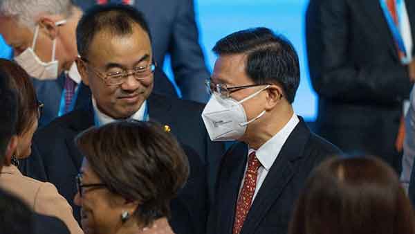 In Hong Kong, world bankers urged not to 'bet against' China