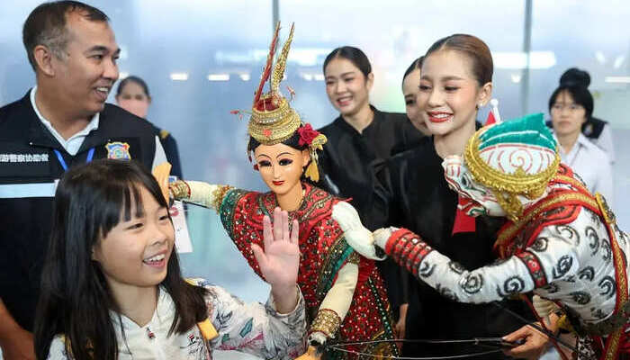 Chinese travelers swarm tourist destinations across Asia during CNY